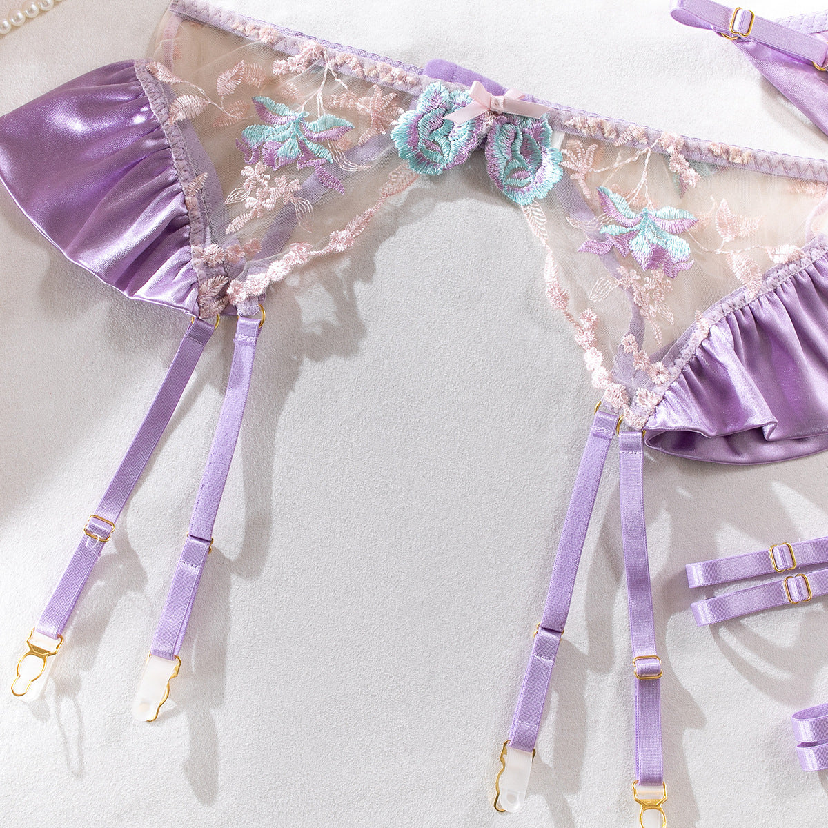 Komplet bielizny z koronkową aplikacją i paskami Sigtrud