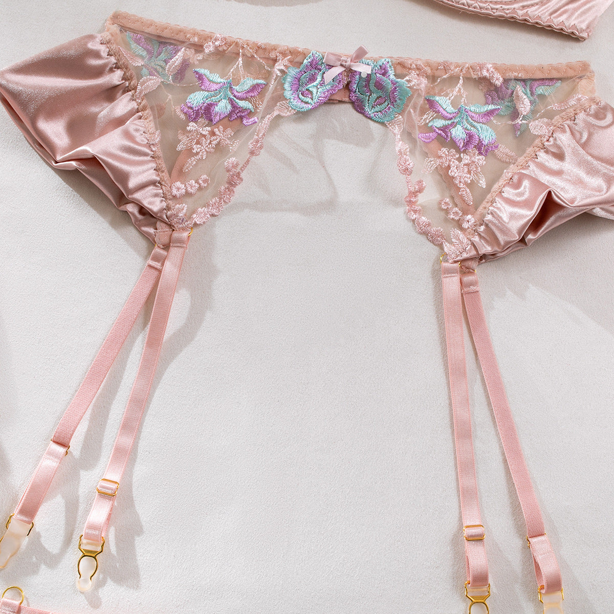 Komplet bielizny z koronkową aplikacją i paskami Sigtrud