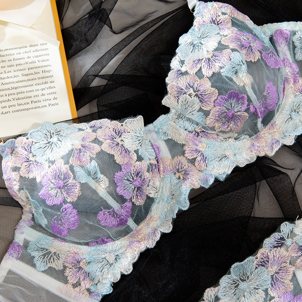 Komplet bielizny z koronkowym biustonoszem i haftowanymi miseczkami Roosmarij