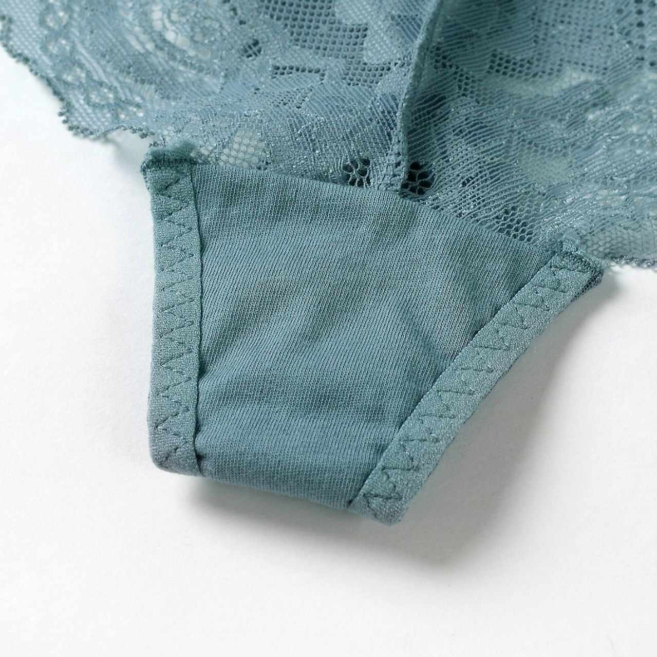 Komplet koronkowy z fiszbinami i szerszymi ramiączkami Hannakaisa