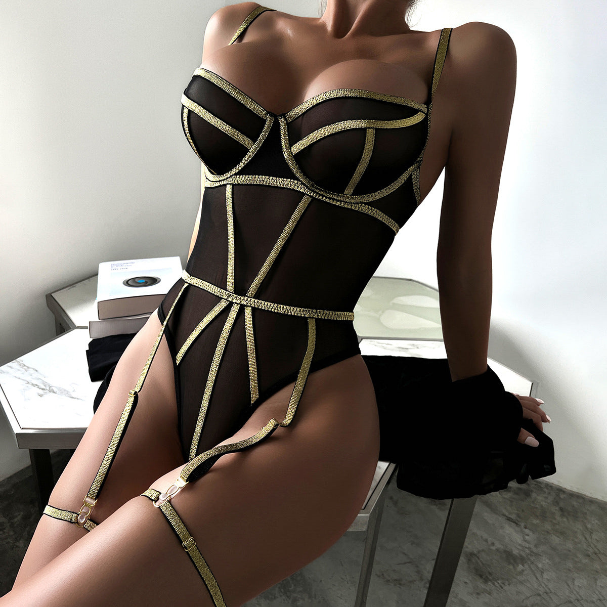 Body z siateczką i błyszczącą nitką na wieczorne wyjścia Semire