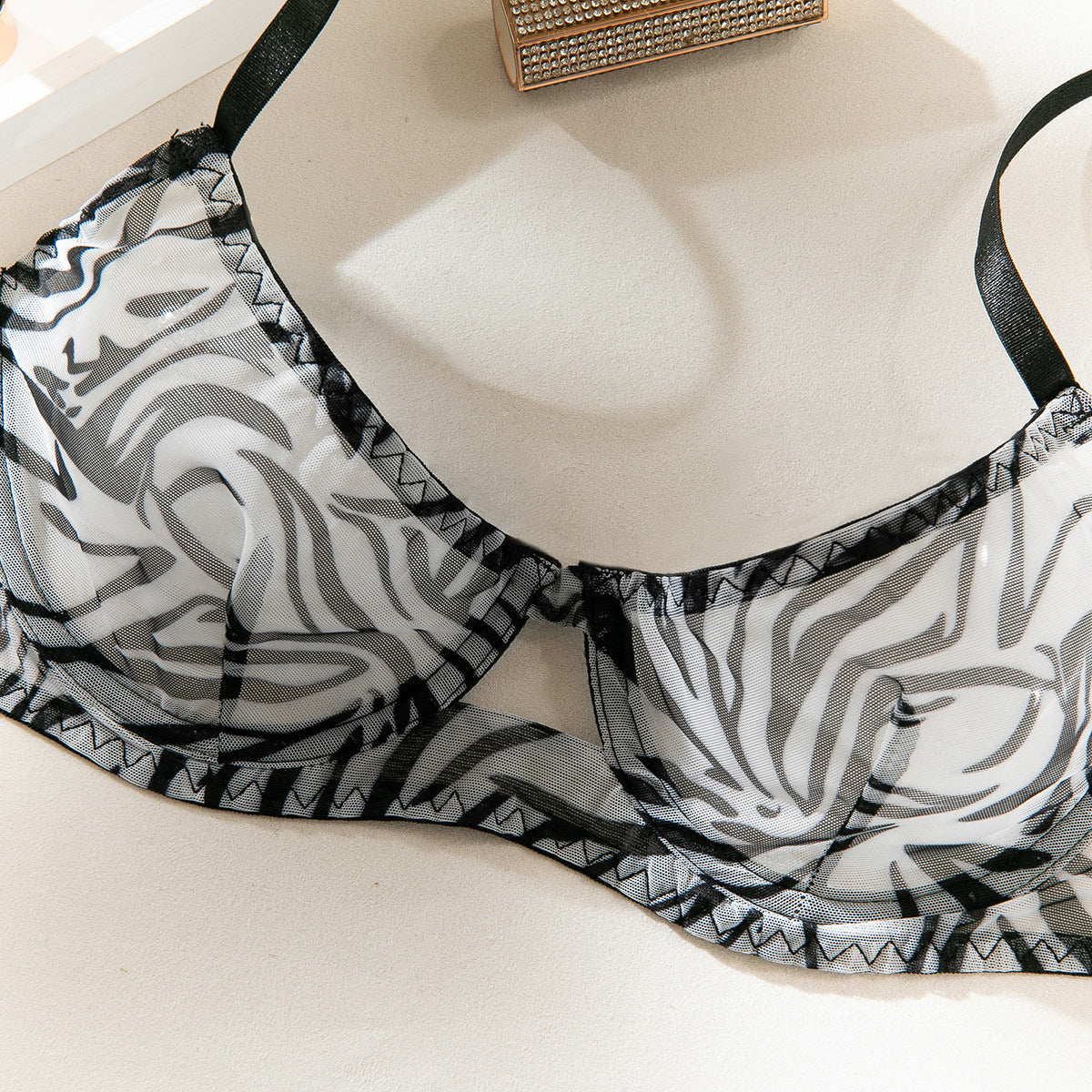 Zestaw bielizny z figami z delikatnym wzorem na romantyczne wieczory Engelica