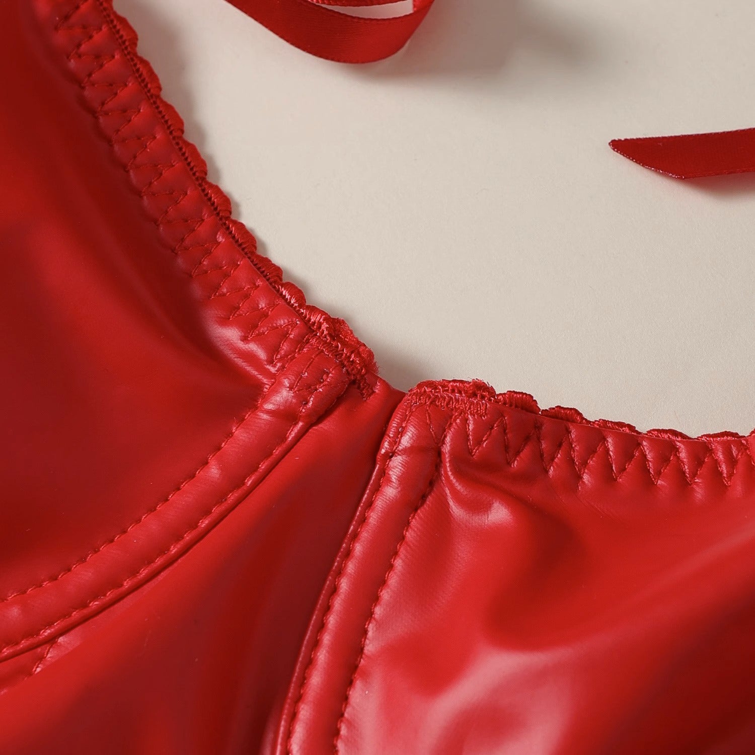 Body z usztywnianymi miseczkami na romantyczne wieczory Guerina