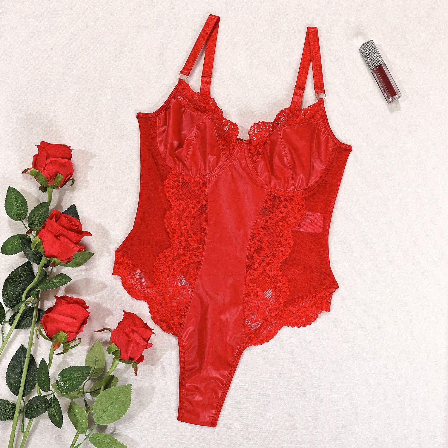 Body z wycięciem na miseczkach na romantyczne wieczory Adelind Czerwony