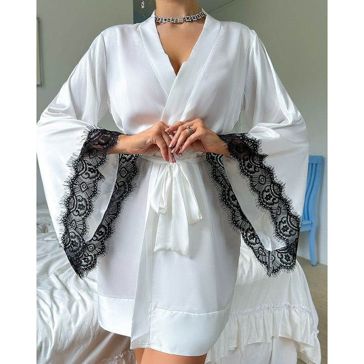 Szlafrok z szerokimi rękawami z miękkiego materiału na relaks w domu Nicolina Biały