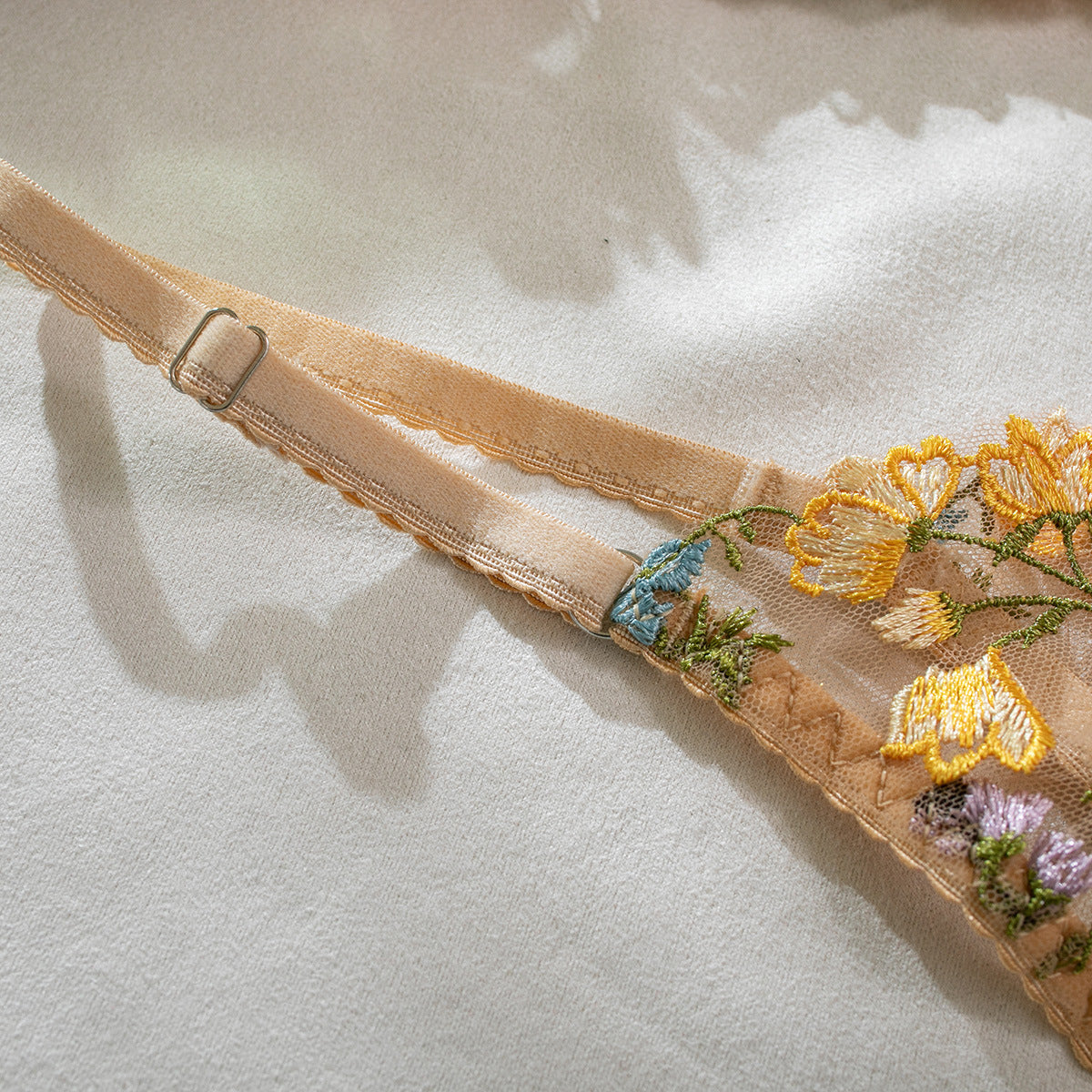 Komplet bielizny z biustonoszem i stringami na romantyczne wieczory Klarika