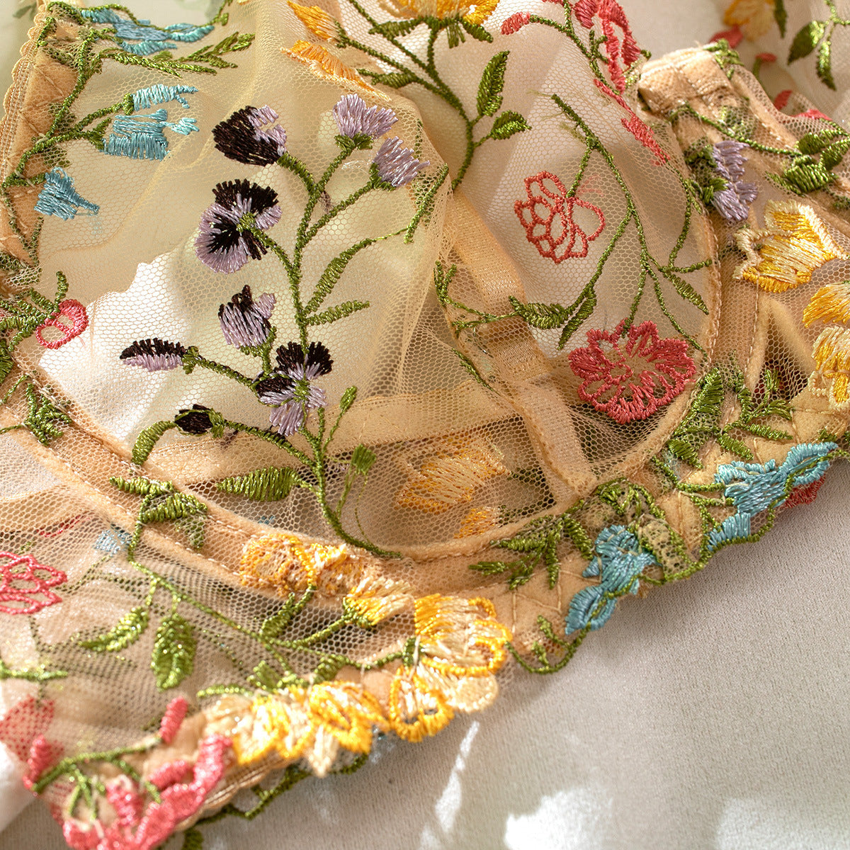 Komplet bielizny z biustonoszem i stringami na romantyczne wieczory Klarika