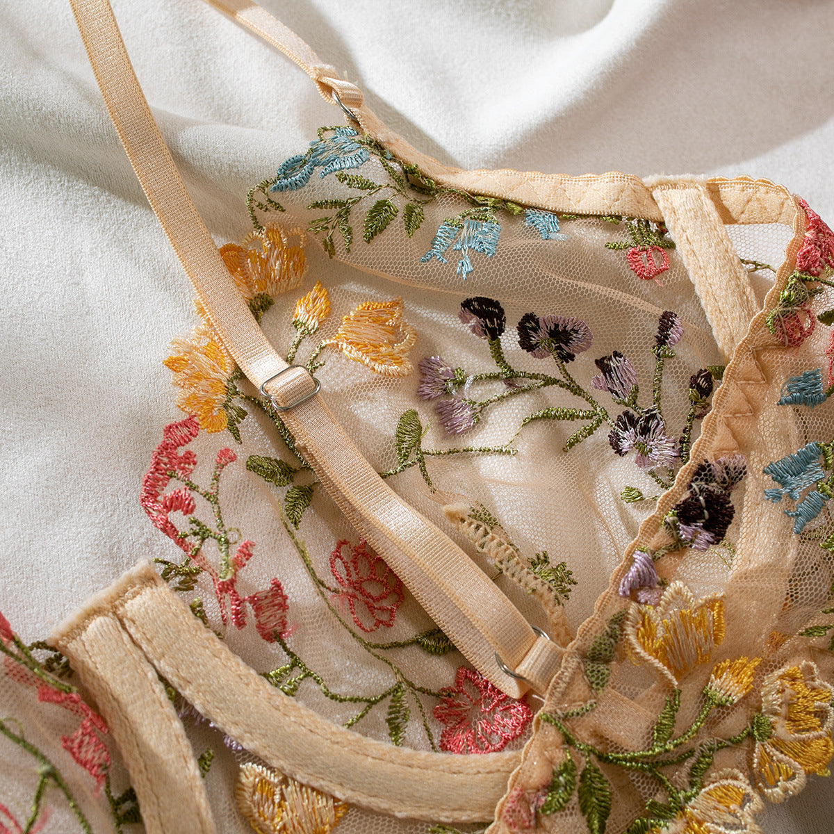 Komplet bielizny z biustonoszem i stringami na romantyczne wieczory Klarika