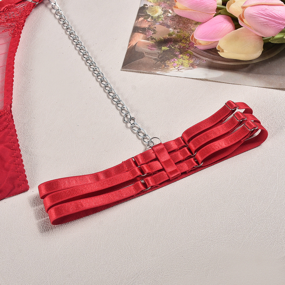 Zestaw bielizny z haftem i łańcuszkami na specjalne okazje August