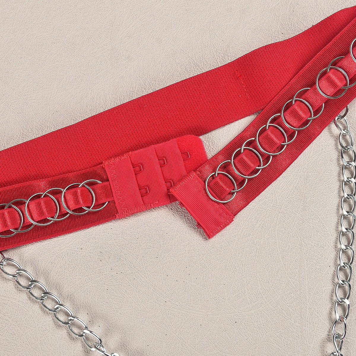 Zestaw bielizny z haftem i łańcuszkami na specjalne okazje August