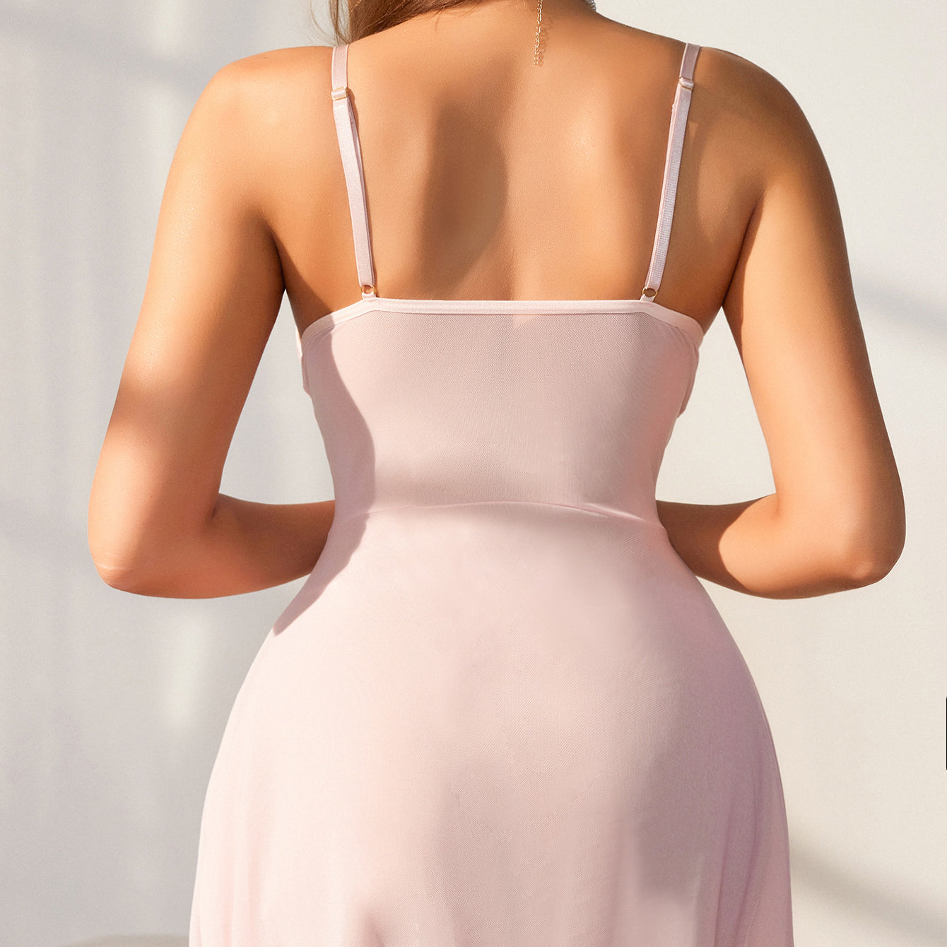 Koszulka nocna z delikatnymi ramiączkami i zdobieniami Oltjana