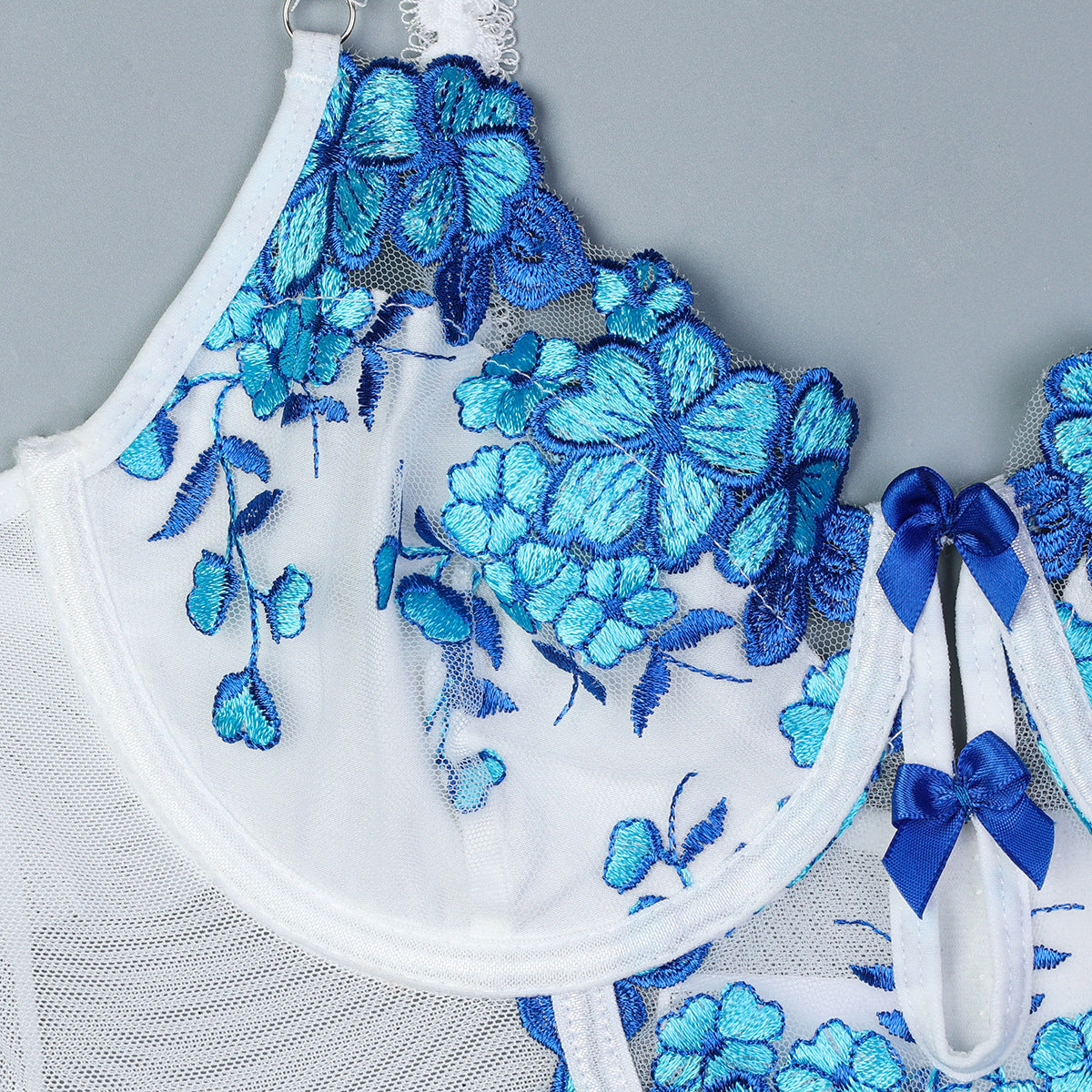 Komplet bielizny z haftem i pończochami Nikita