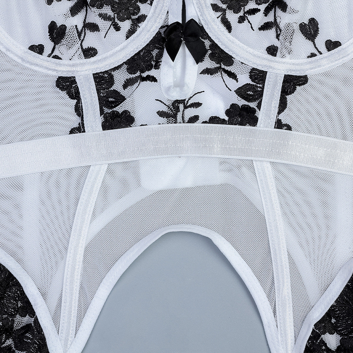 Komplet bielizny z haftem i pończochami Nikita