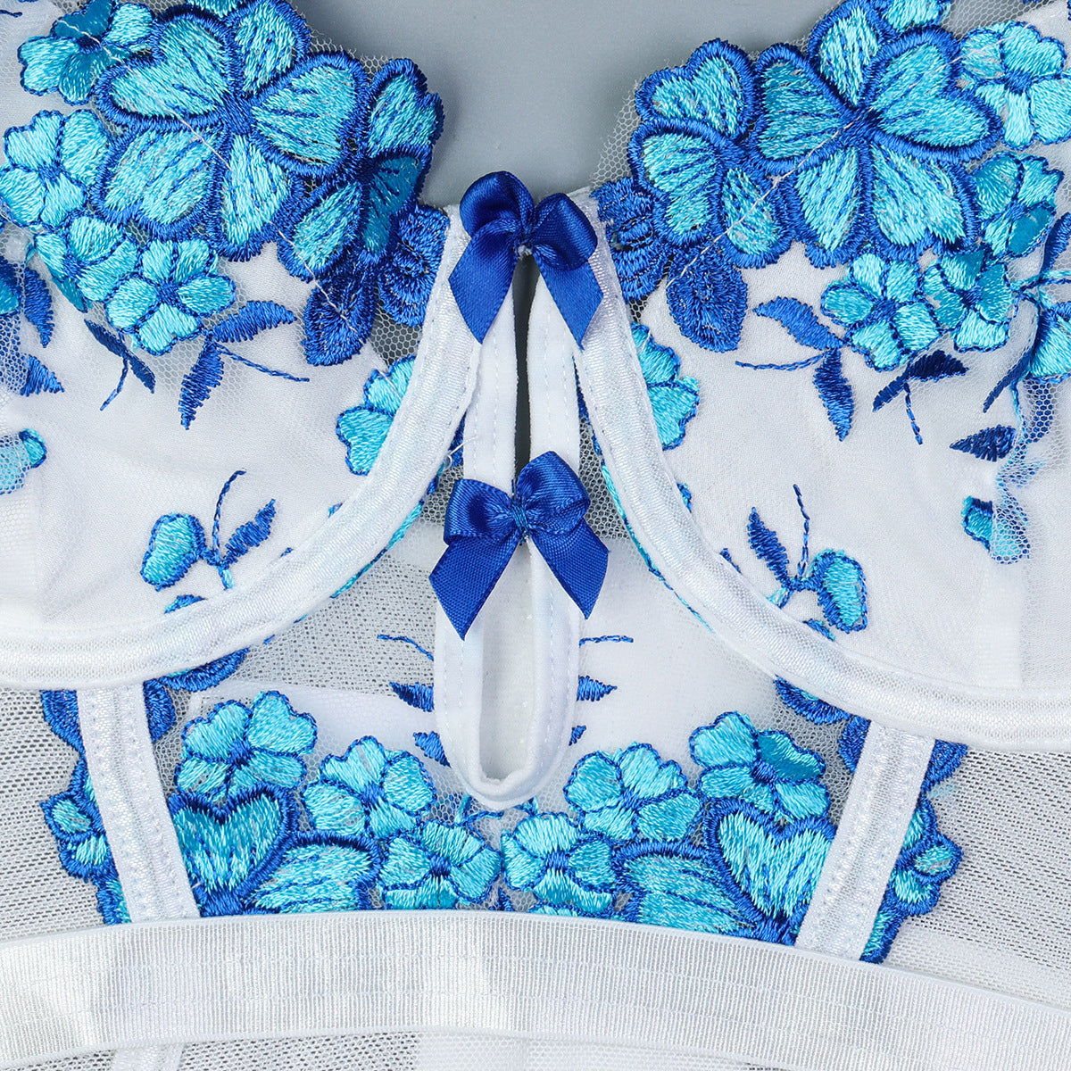 Komplet bielizny z haftem i pończochami Nikita