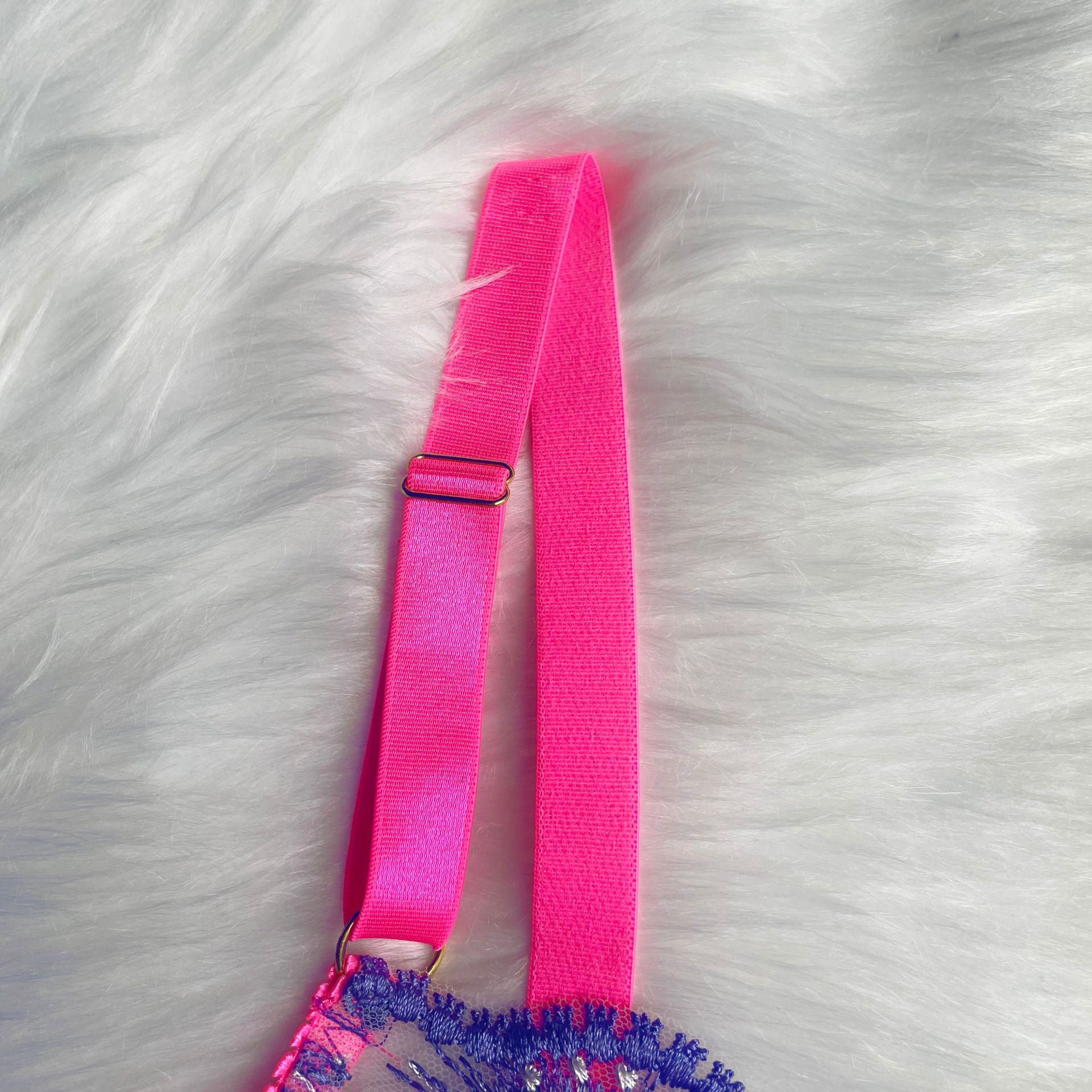 Komplet bielizny z kontrastującą lamówką na romantyczne okazje Varje