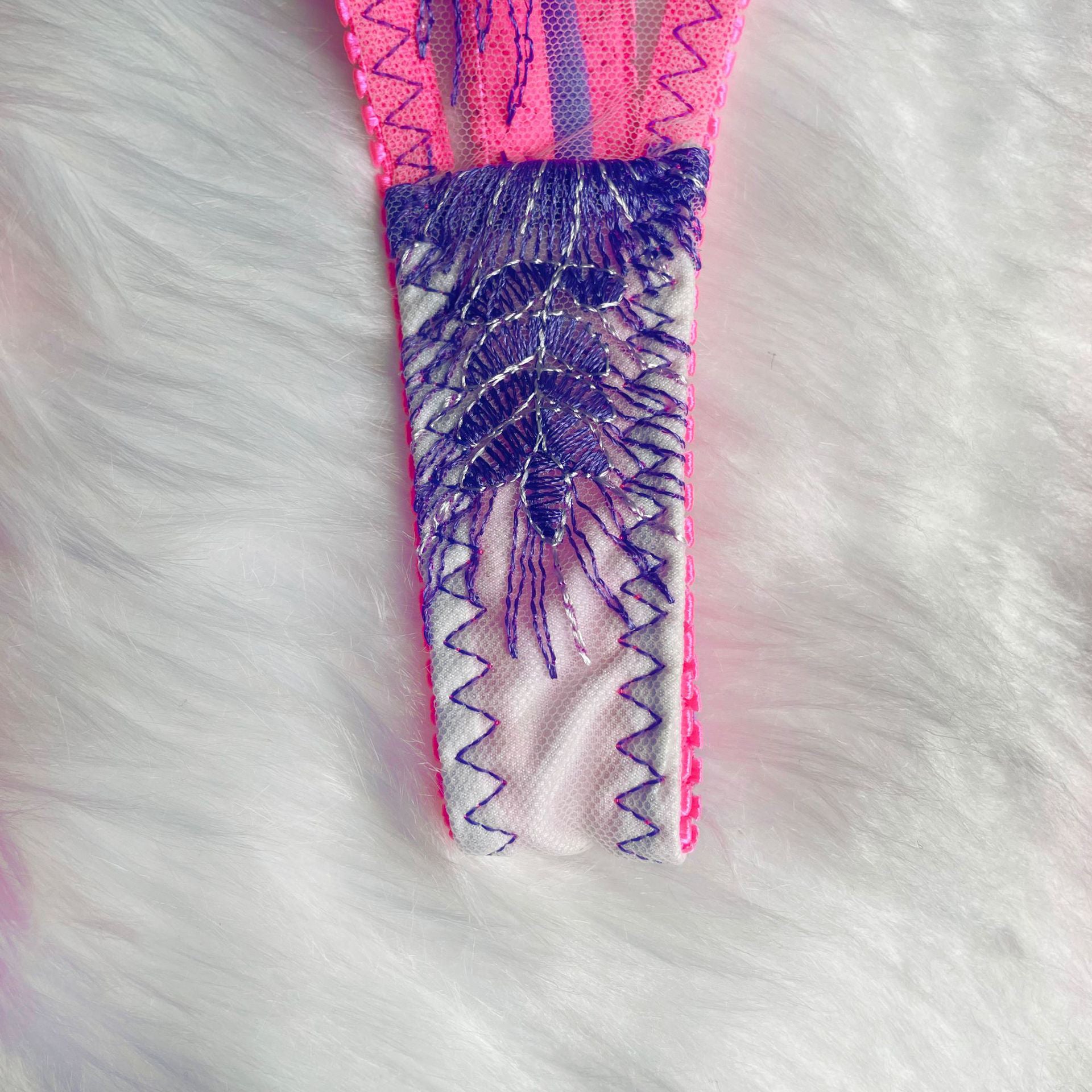 Komplet bielizny z kontrastującą lamówką na romantyczne okazje Varje