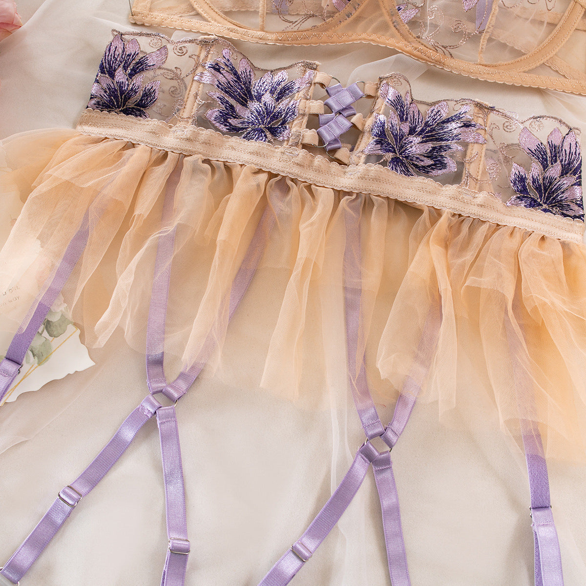 Komplet bielizny z delikatnymi zdobieniami na romantyczne wieczory Karri