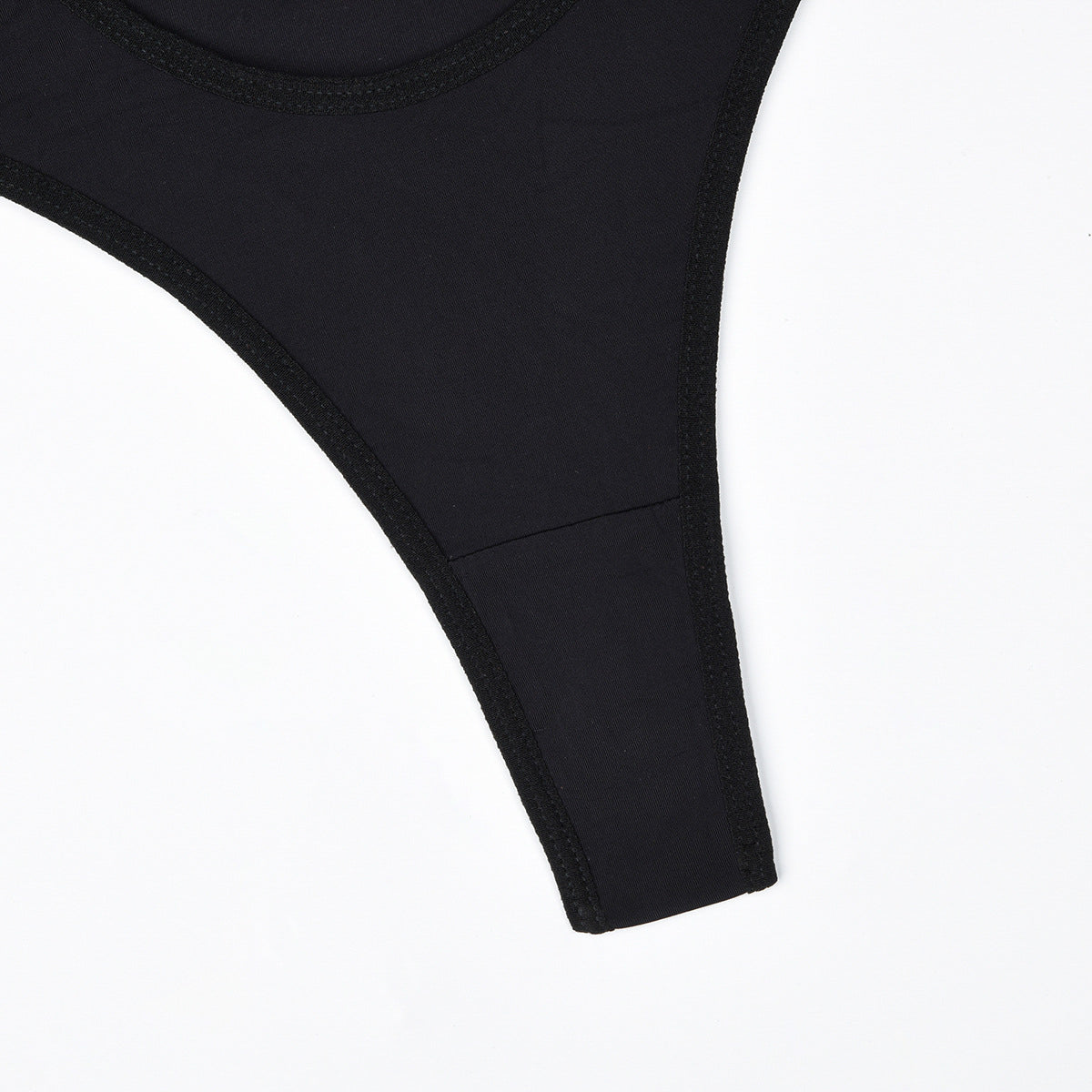 Komplet bielizny z wycięciami i ozdobnymi zapięciami Gustine