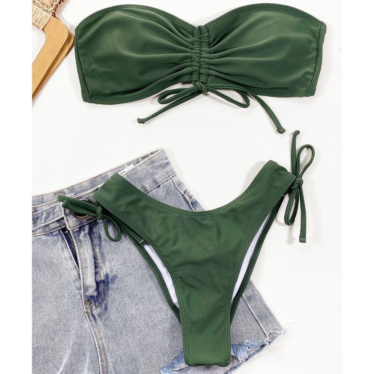 Strój kąpielowy dwuczęściowy z marszczeniem i wiązaniem na bokach Peggi Zielony