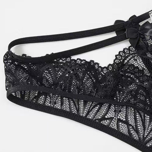 Figi koronkowe z dużym wycięciem dla podkreślenia sylwetki Drenusha