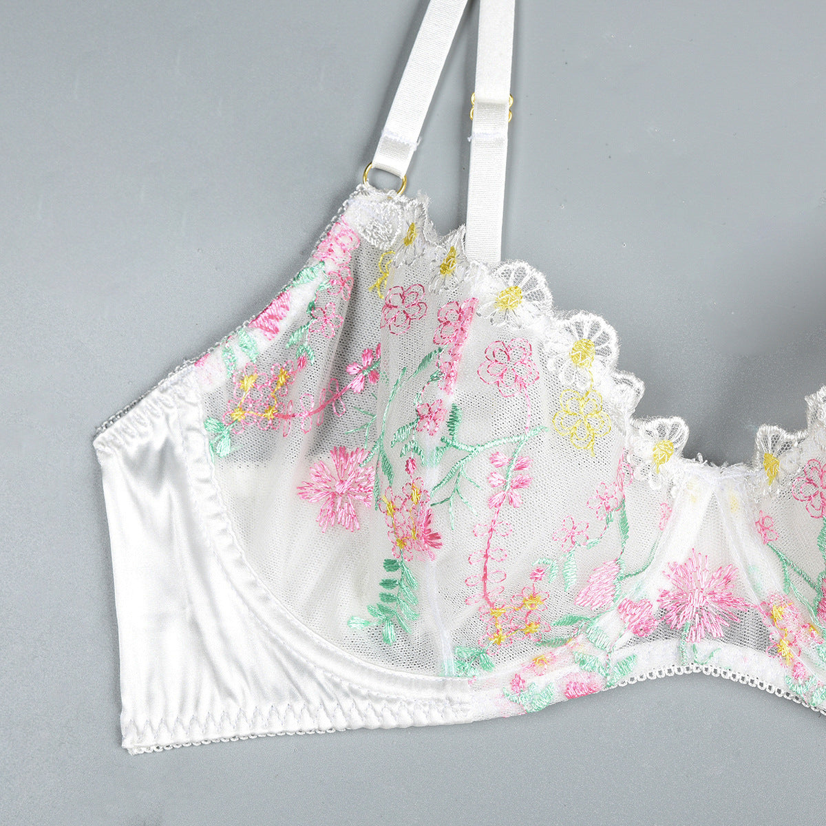 Komplet bielizny z wyszywanymi detalami Gesche