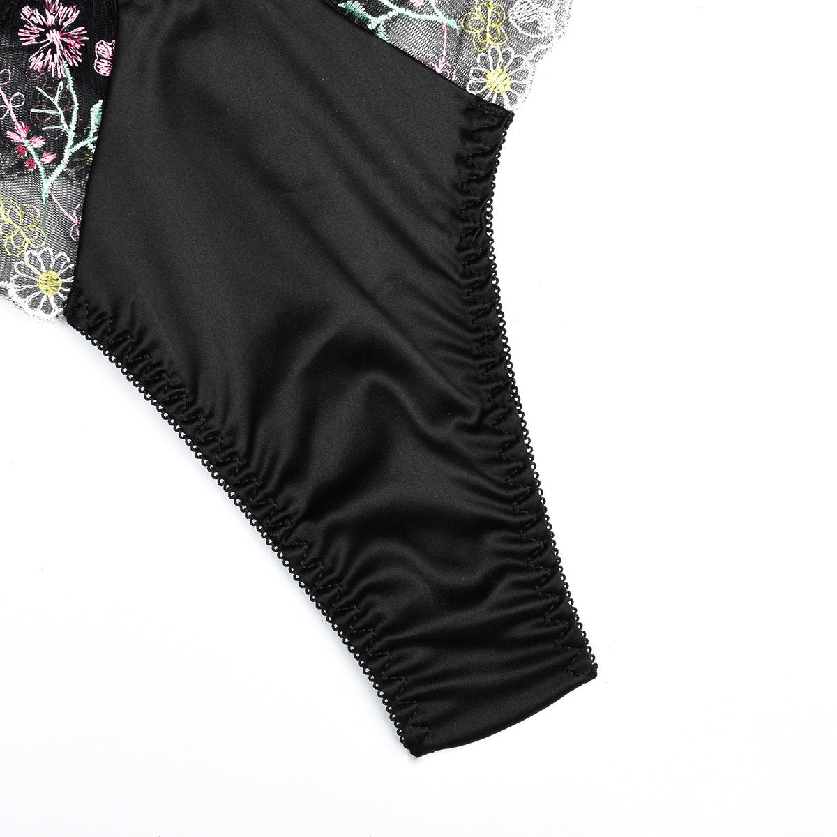 Komplet bielizny z wyszywanymi detalami Gesche