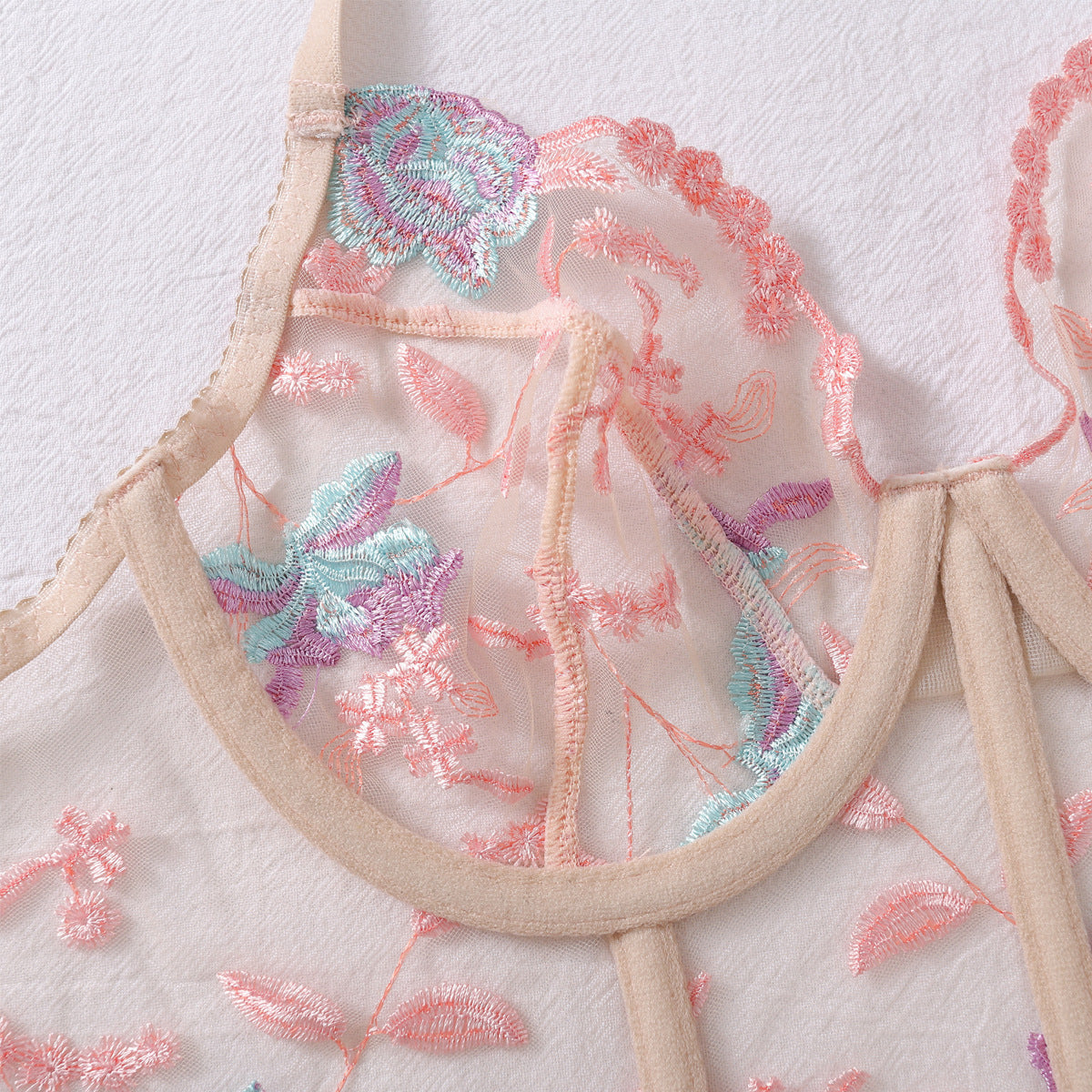 Komplet bielizny z gorsetowym biustonoszem i haftem na romantyczne wieczory Senija