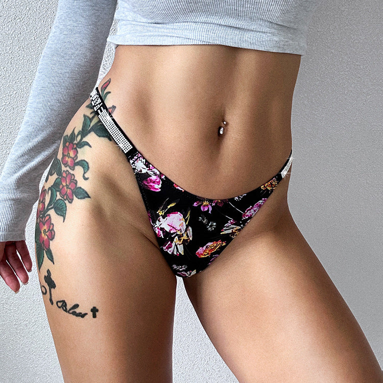 Majtki z ozdobną gumką podkreślające sylwetkę Magga Czarny2