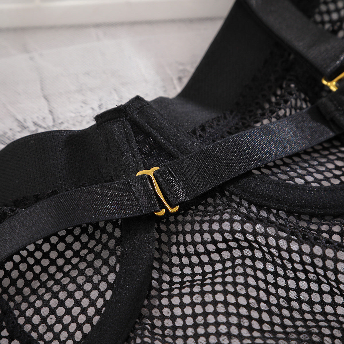 Body z siateczki z okrągłymi klamrami na wieczorne wyjścia Salvatora