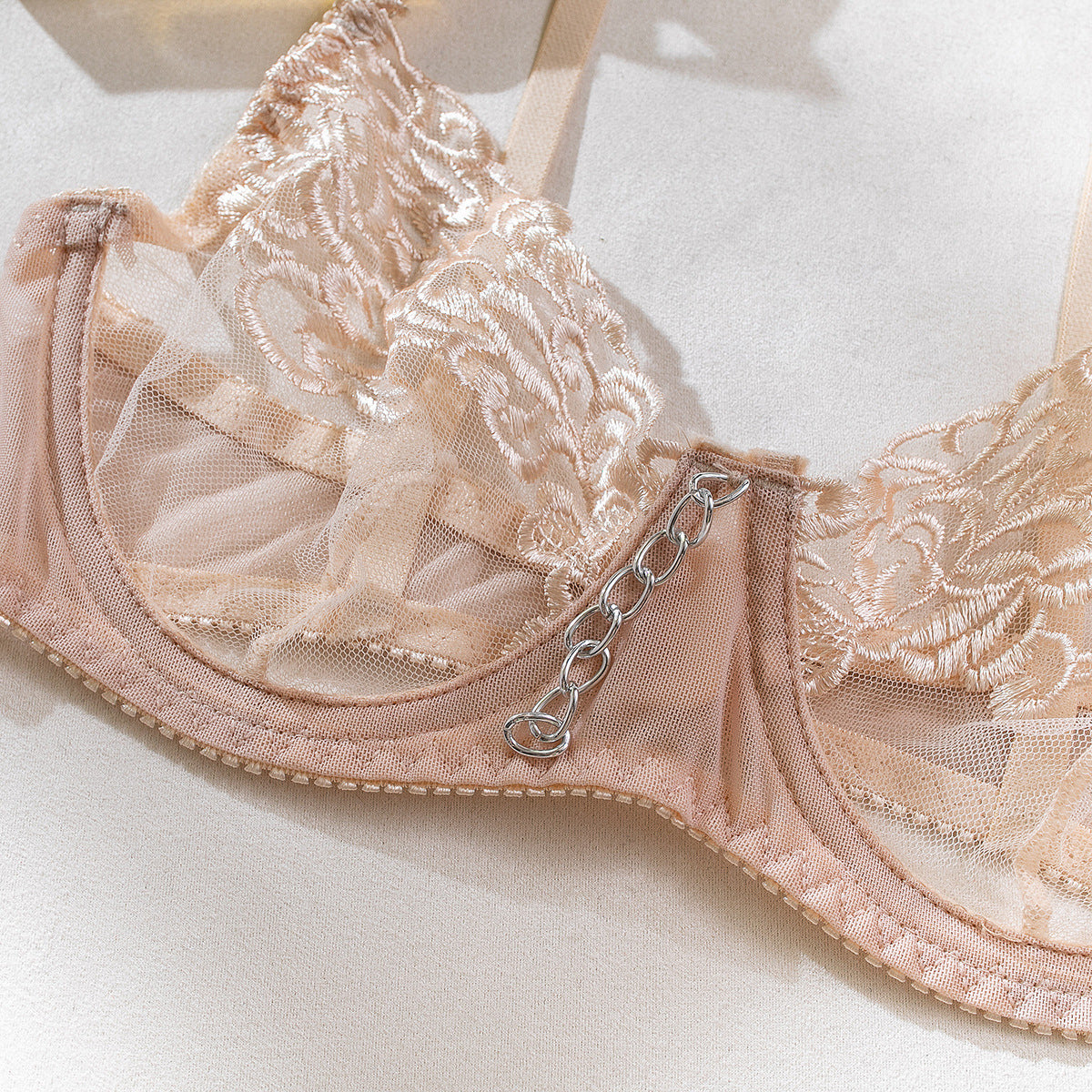 Komplet bielizny z koronką i łańcuszkami Clovis