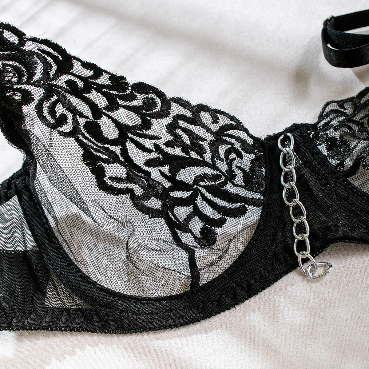 Komplet bielizny z koronką i łańcuszkami Clovis