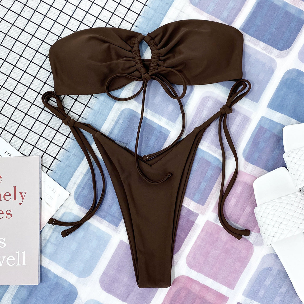Bikini z topem bandeau z regulowanymi sznurkami na plażę Dodie Kawowy