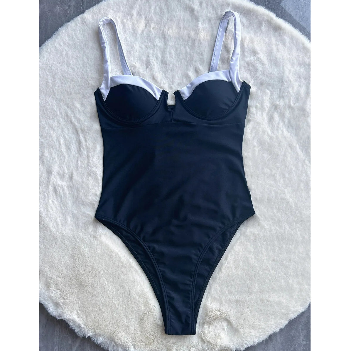 Jednoczęściowy strój kąpielowy z lamówką i wbudowanym stanikiem na lato Aglaja Czarny