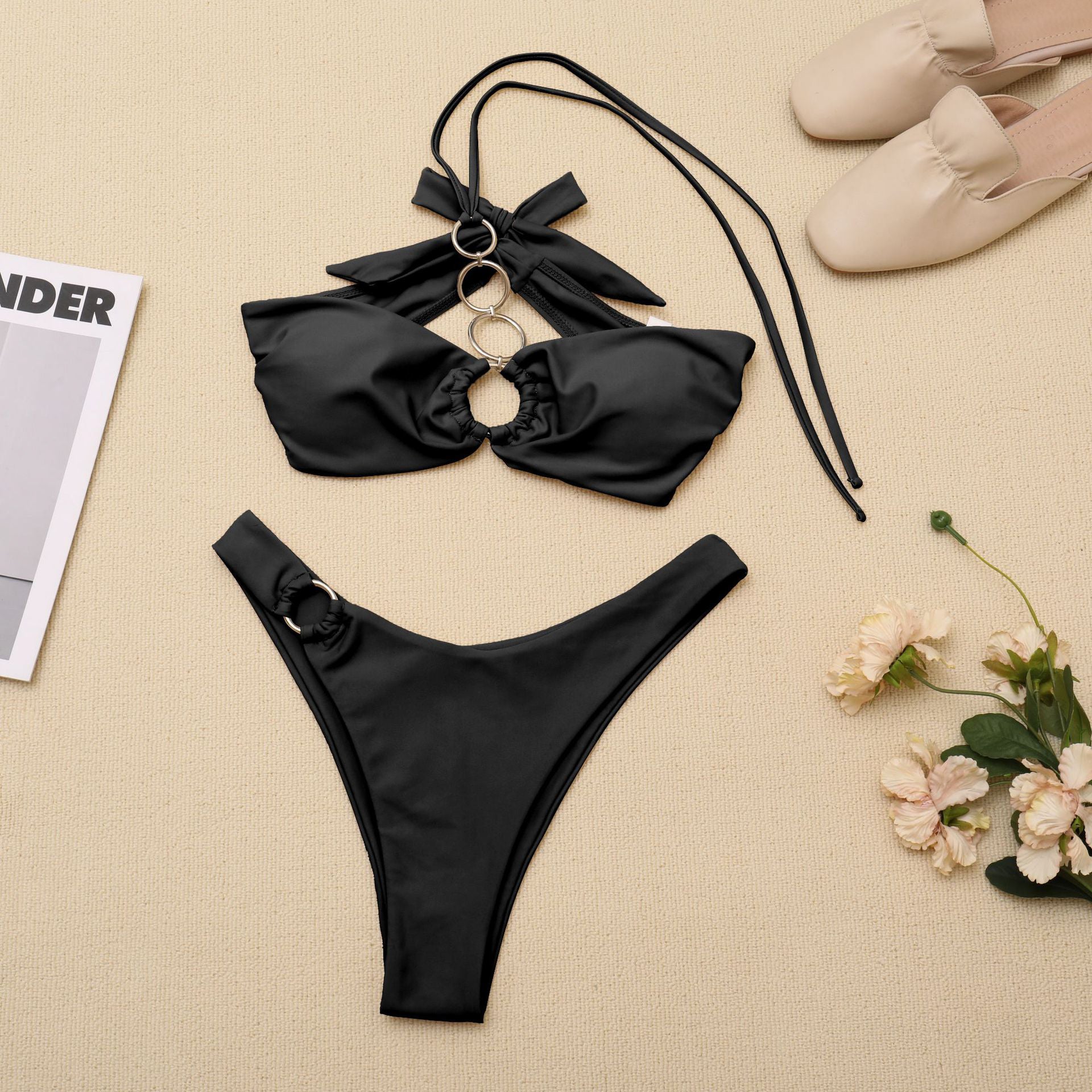 Bikini z ozdobnymi kółeczkami na plażę Here Czarny