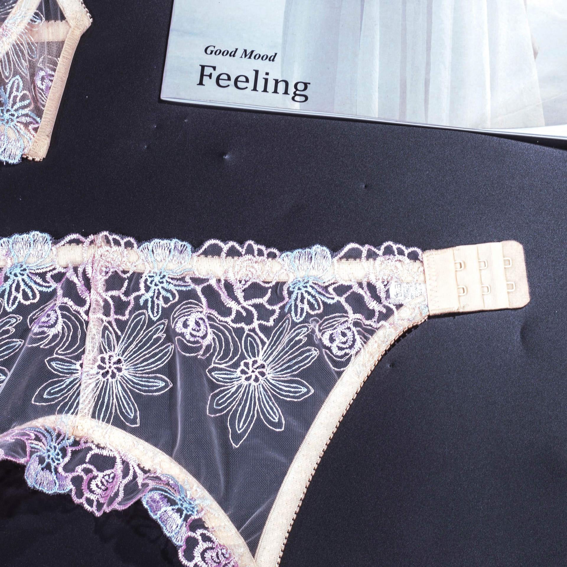 Koronkowy komplet bielizny z regulowanymi ramiączkami Alverta