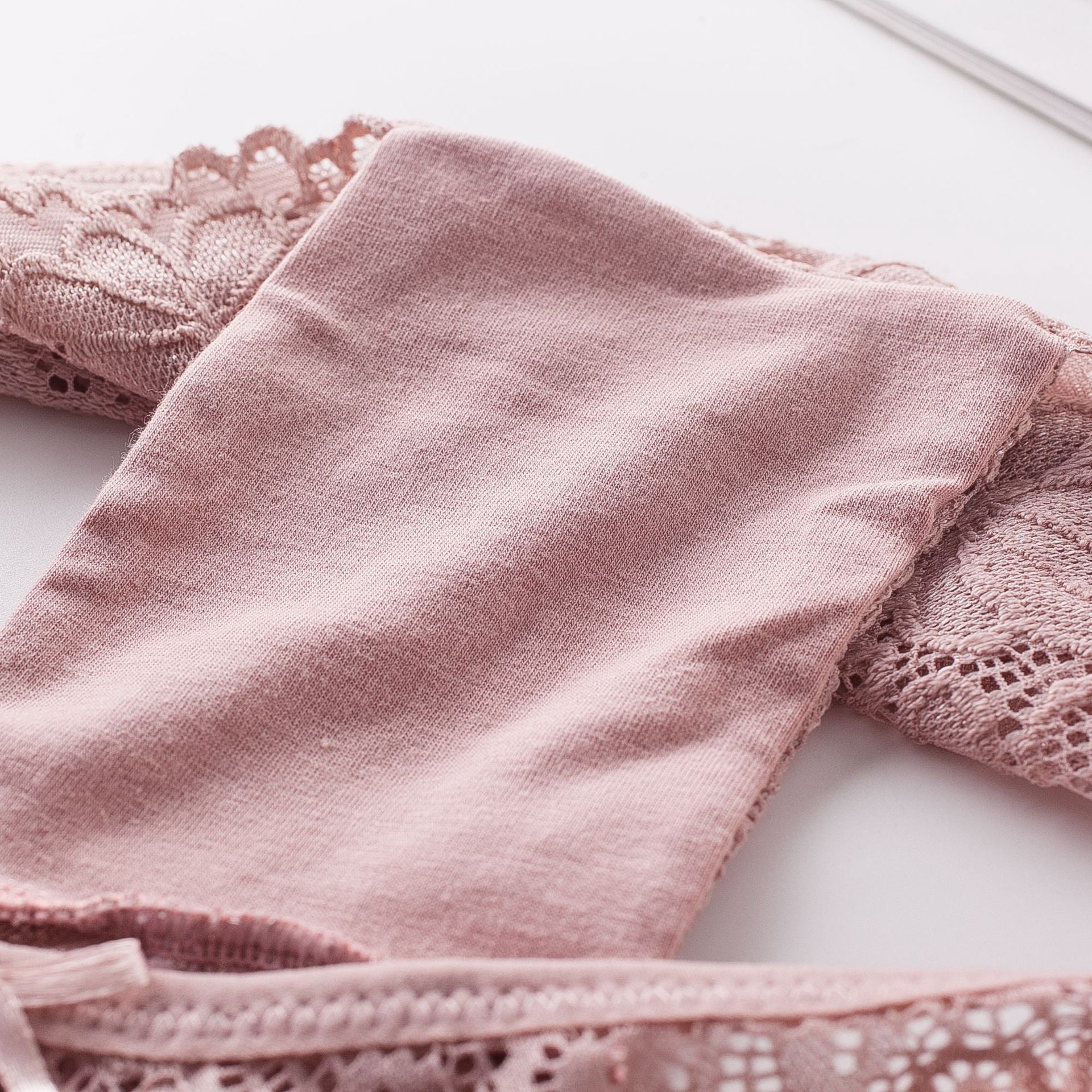 Koronkowe majtki brazylijskie z kokardką Boksoon