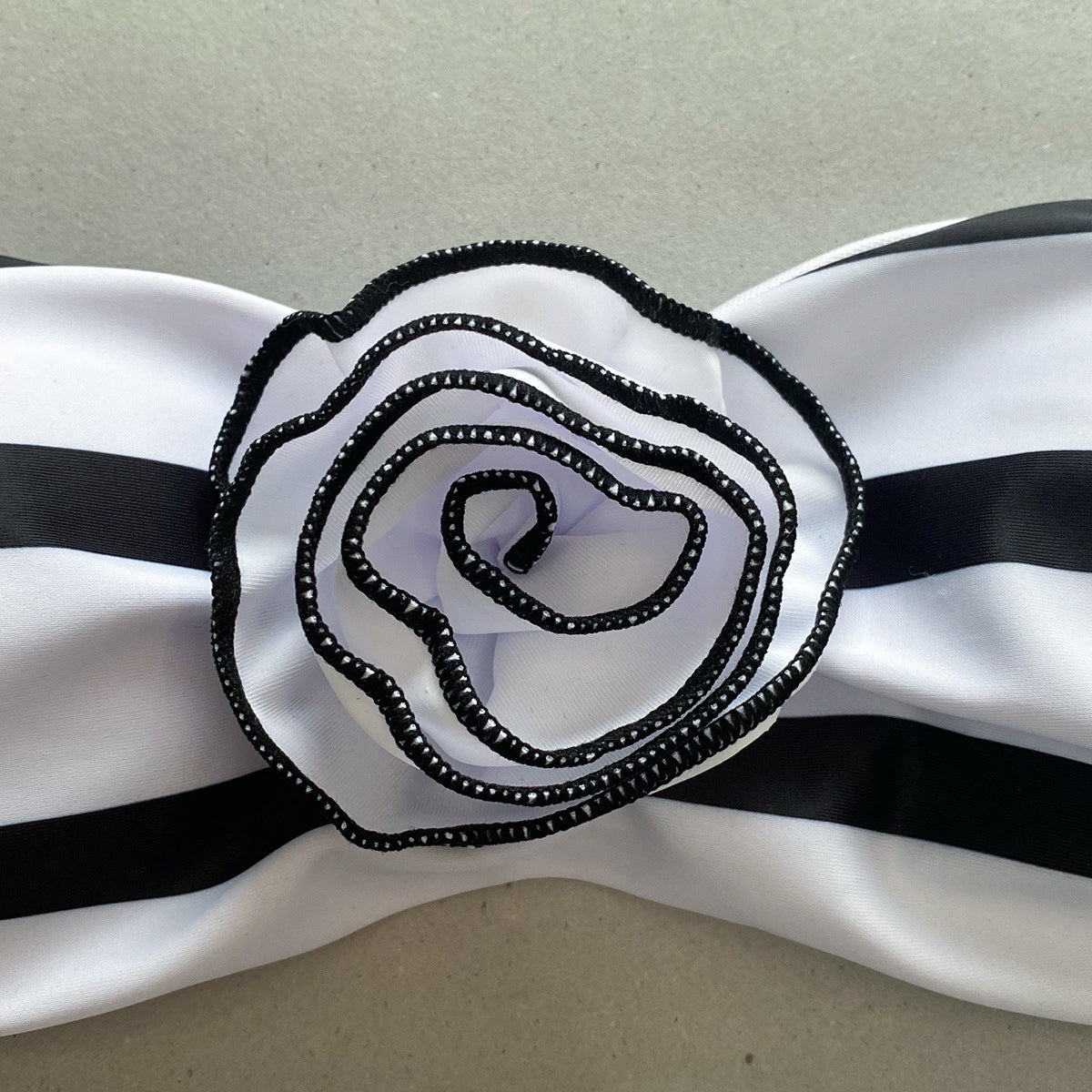 Strój kąpielowy bez ramiączek z wycięciami na plażę Alfeu