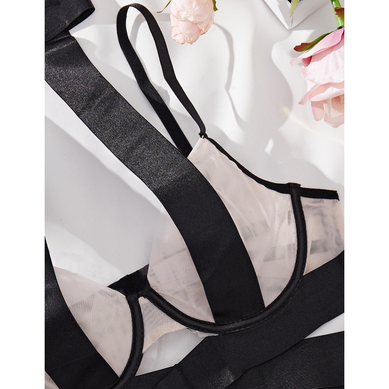 Komplet bielizny z ozdobnymi pasami podkreślający sylwetkę Irmentraut