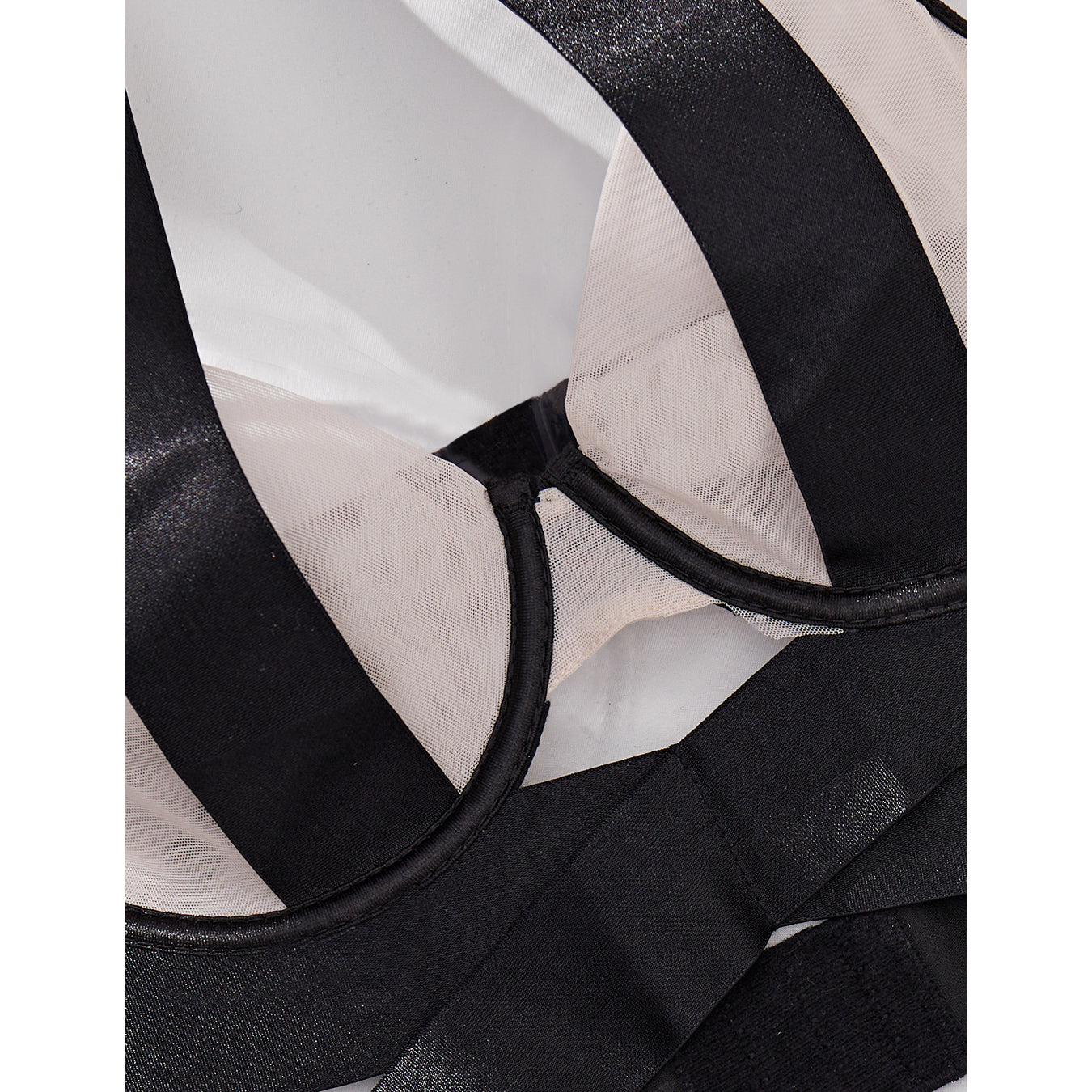 Komplet bielizny z ozdobnymi pasami podkreślający sylwetkę Irmentraut