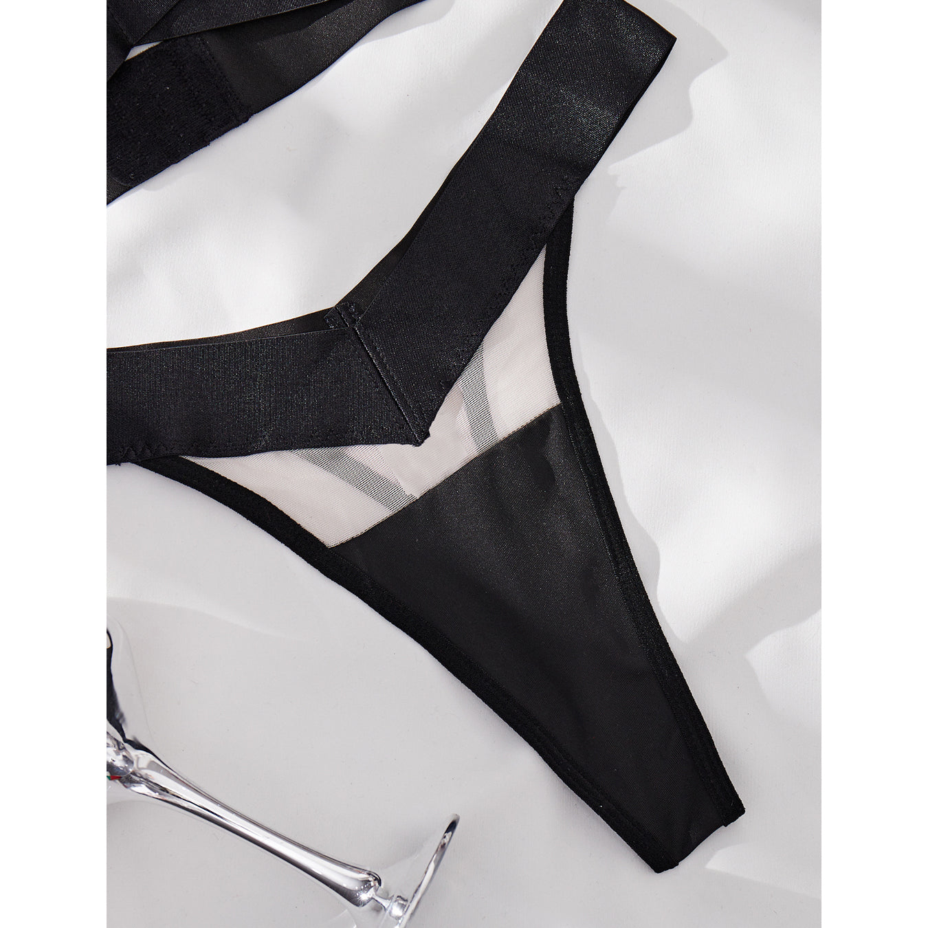 Komplet bielizny z ozdobnymi pasami podkreślający sylwetkę Irmentraut