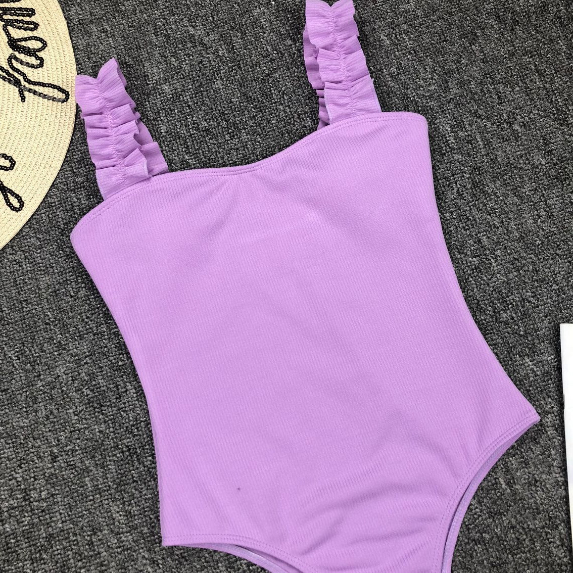 Strój kąpielowy z ozdobnymi ramiączkami na plażę i basen Berny