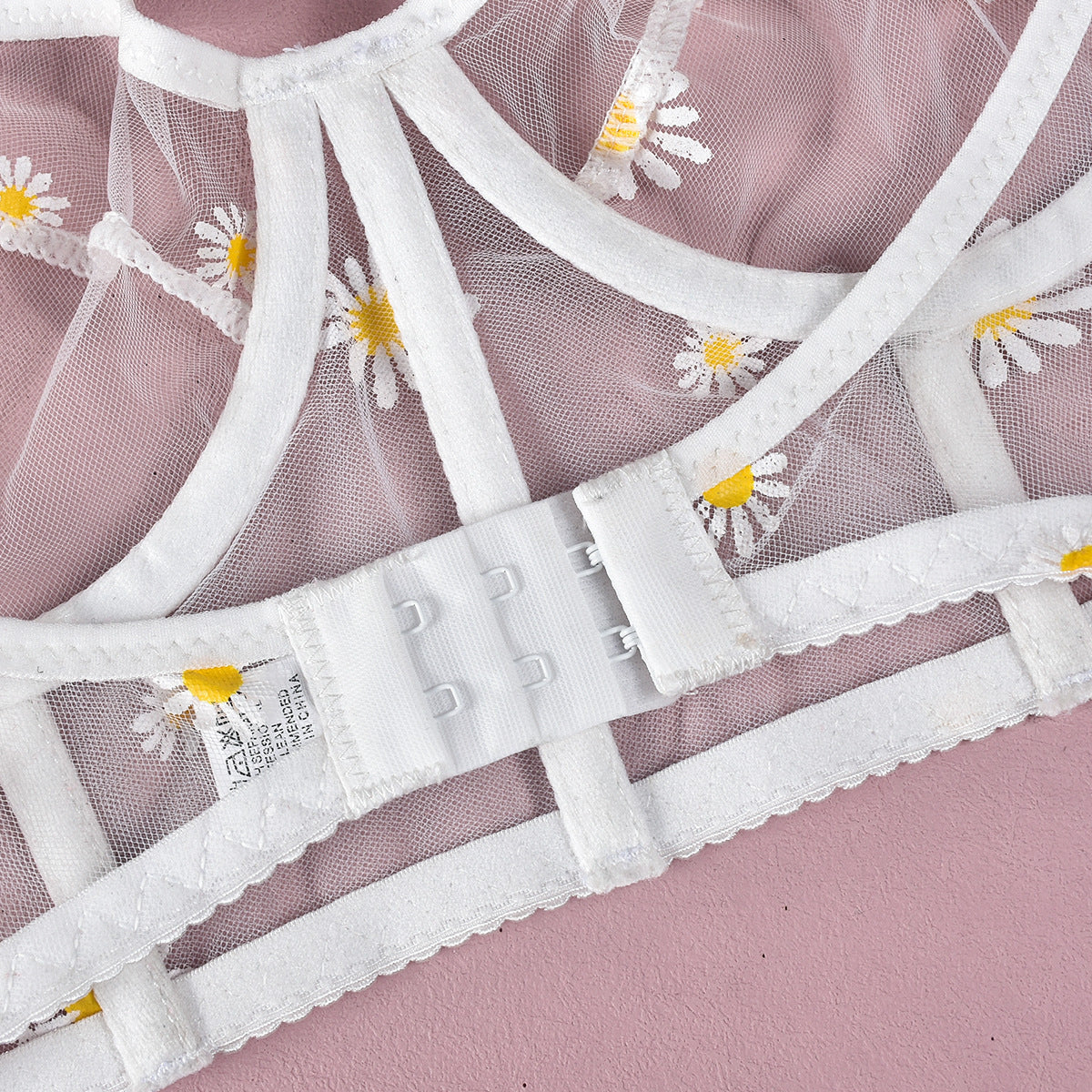 Komplet bieliźniarski z delikatnym wzorem i szerokimi ramiączkami Jeongeun