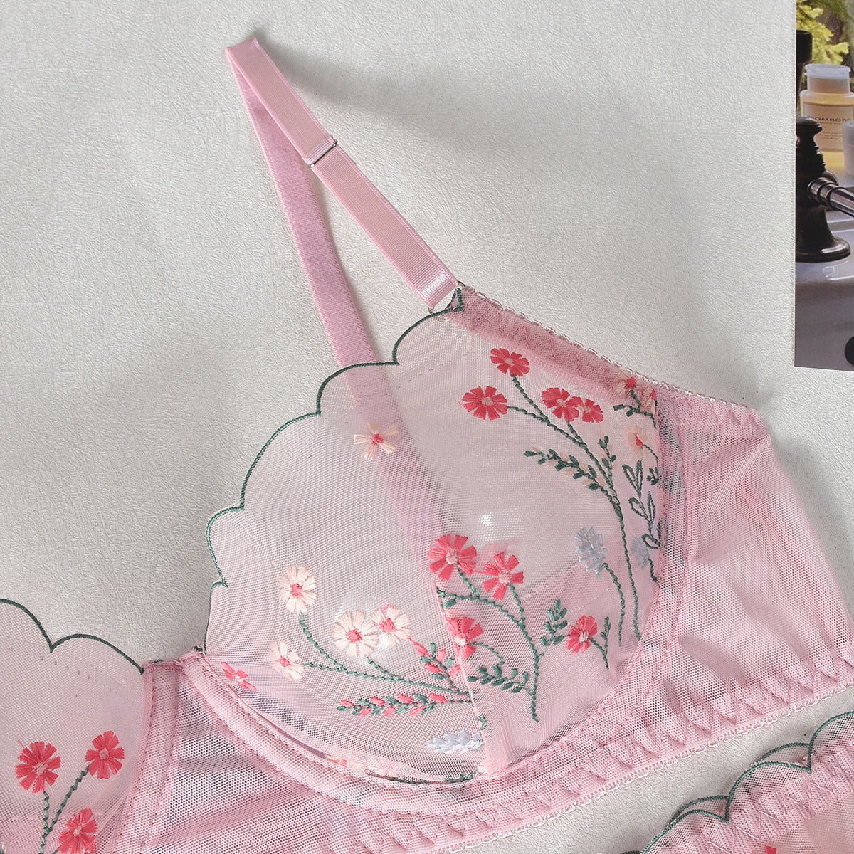 Komplet bielizny z haftem dla eleganckiego wyglądu Liliana