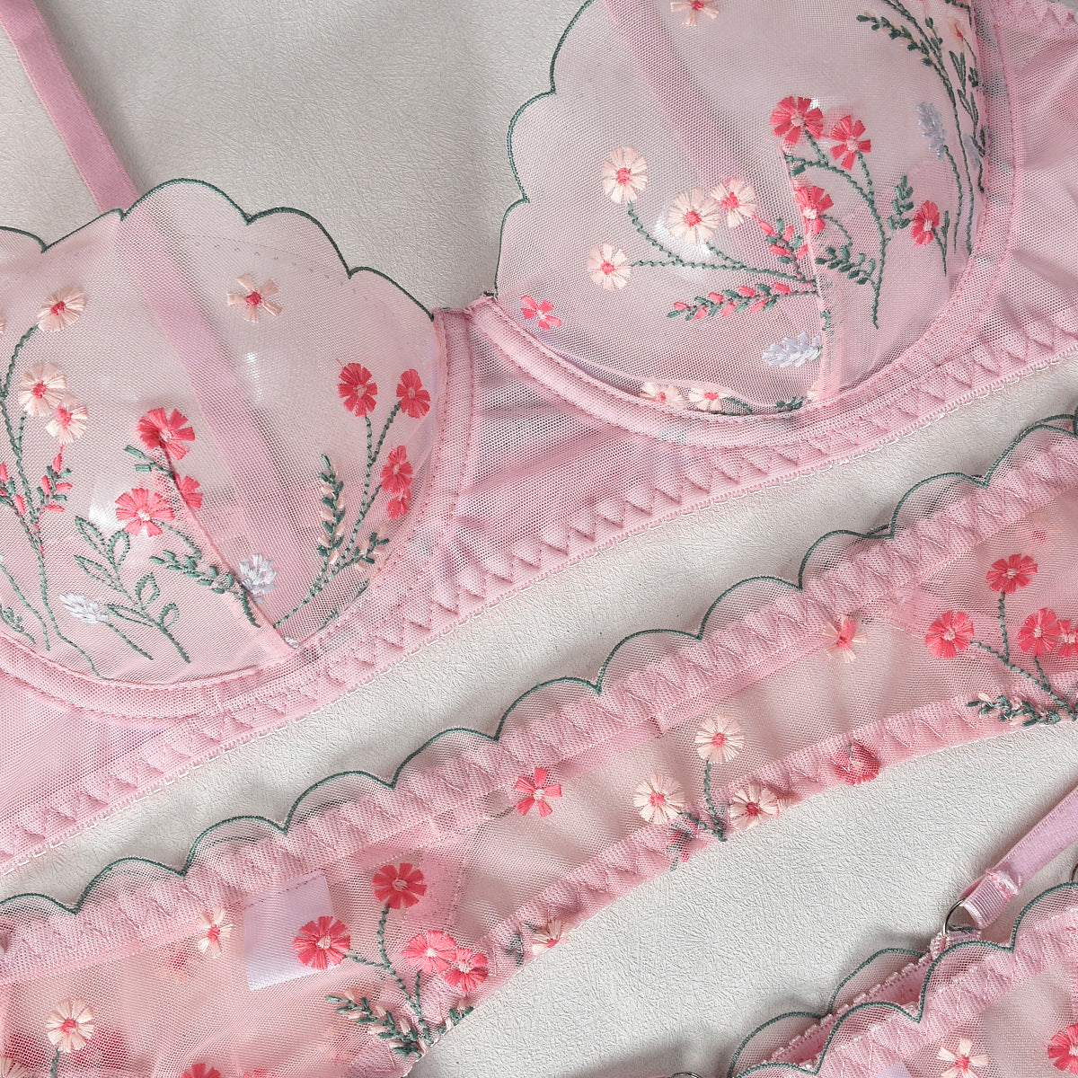 Komplet bielizny z haftem dla eleganckiego wyglądu Liliana