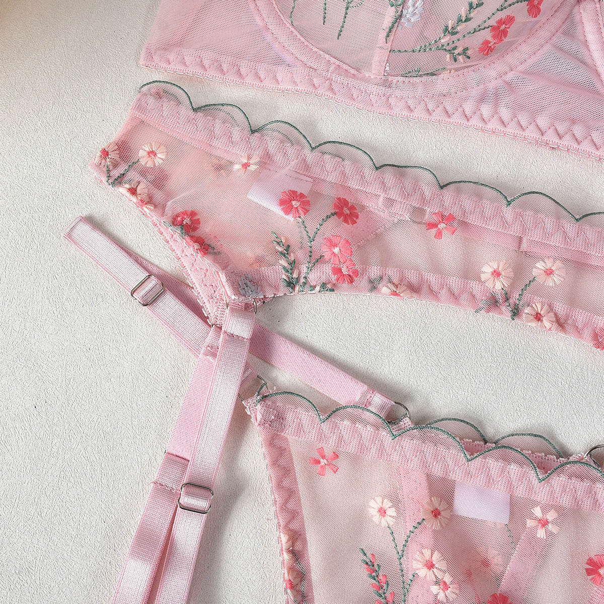 Komplet bielizny z haftem dla eleganckiego wyglądu Liliana