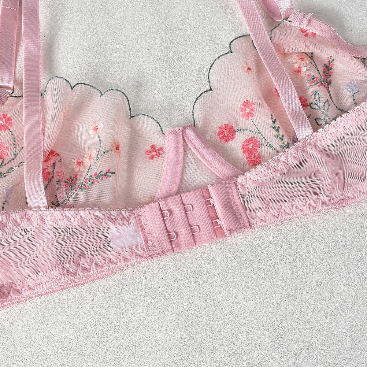 Komplet bielizny z haftem dla eleganckiego wyglądu Liliana