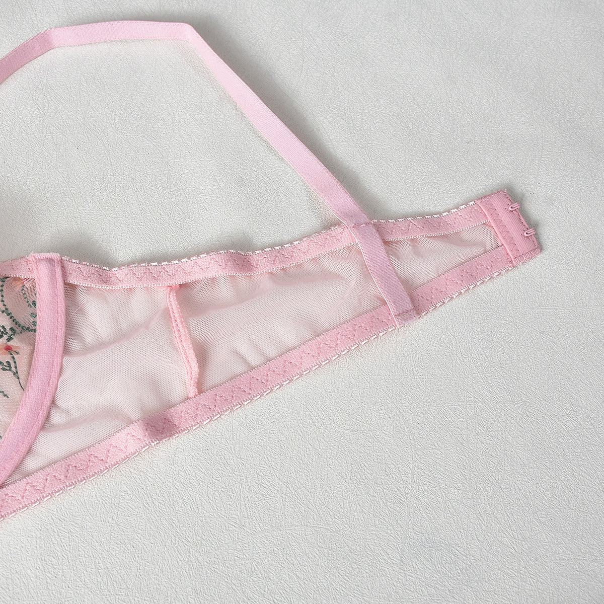 Komplet bielizny z haftem dla eleganckiego wyglądu Liliana