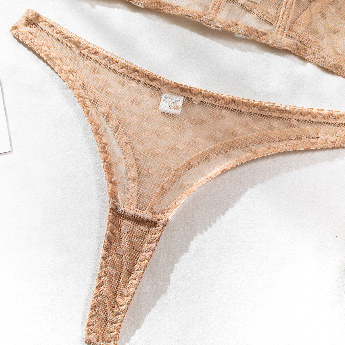 Komplet bielizny z siateczki z biustonoszem i stringami na romantyczne wieczory Zonda