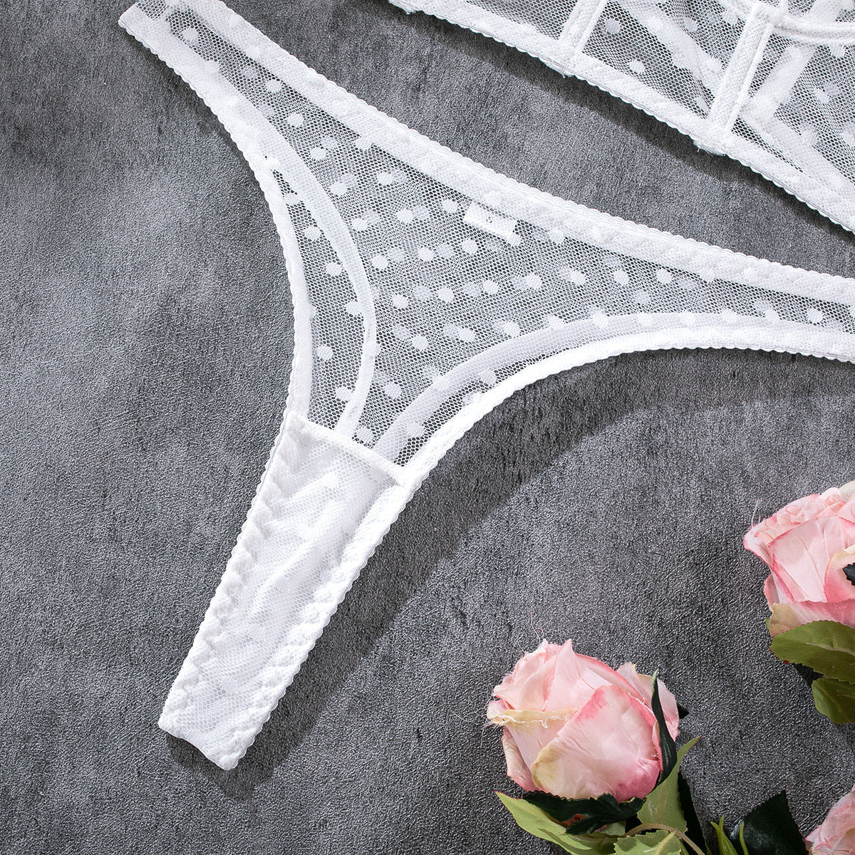 Komplet bielizny z siateczki z biustonoszem i stringami na romantyczne wieczory Zonda