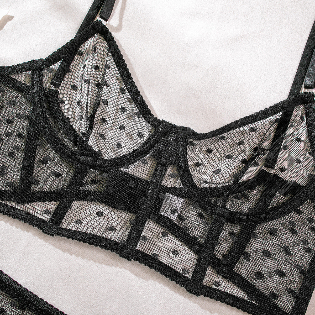 Komplet bielizny z siateczki z biustonoszem i stringami na romantyczne wieczory Zonda